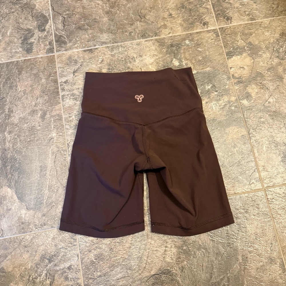 Aritzia TNA TnAction Shorts